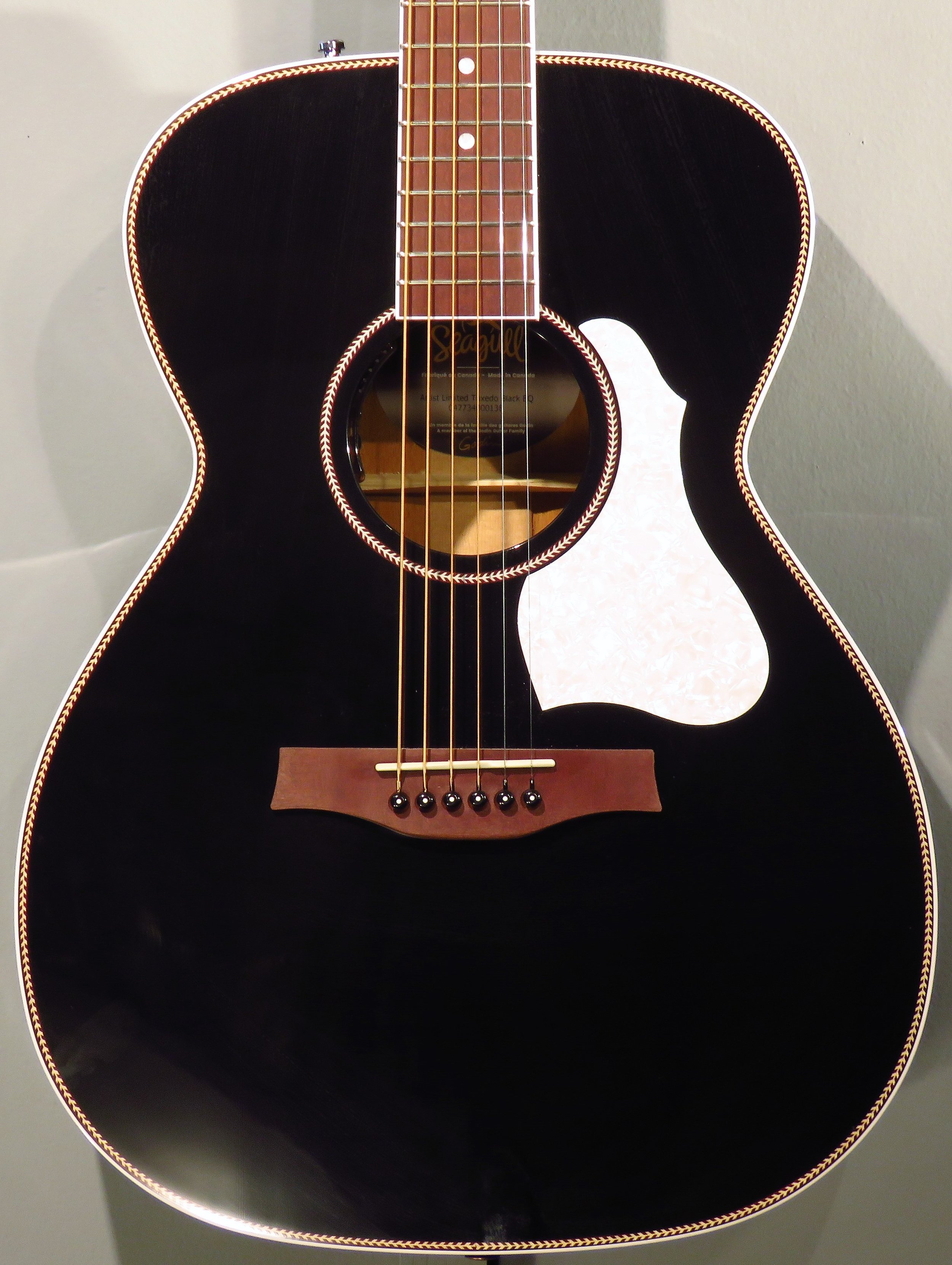 Seagull Artist LTD EQ Tuxedo Black w/TRIC Case Seagull Artist LTD EQ Tuxedo Black w/TRIC Case